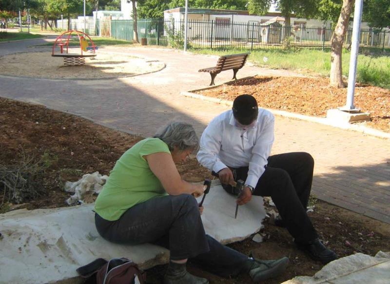 פארק סטפה ויאנוש קורצ'ארק בעכו - עם הפסל יוהנס מטיס